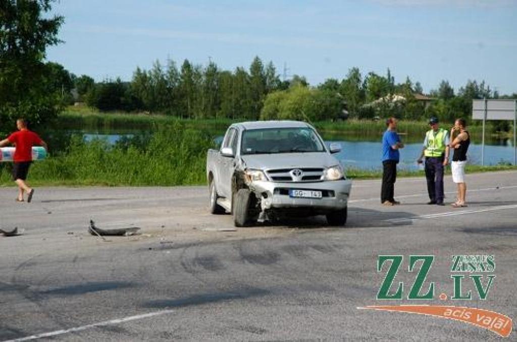 Foto: «Toyota» izraisa avāriju uz apvedceļa