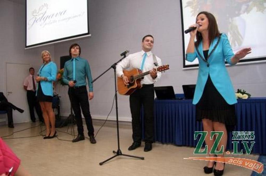 Aicina skolēnus iedziedāt dziesmu «Satiksimies Jelgavā» un filmēties videoklipā