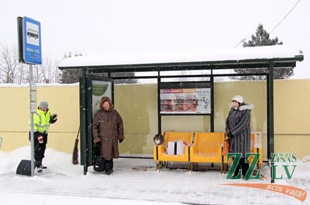 No 1.maija pensionāri pilsētas autobusos varēs braukt uz pusi lētāk
