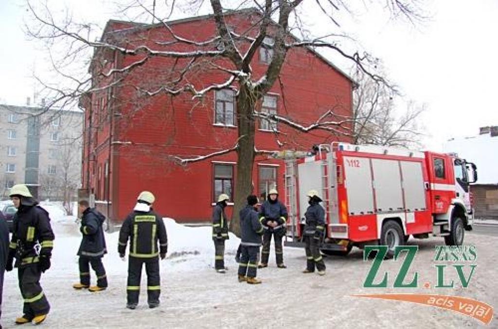 Sauc ugunsdzēsējus, jo notur tvaikus par dūmiem (ar foto)