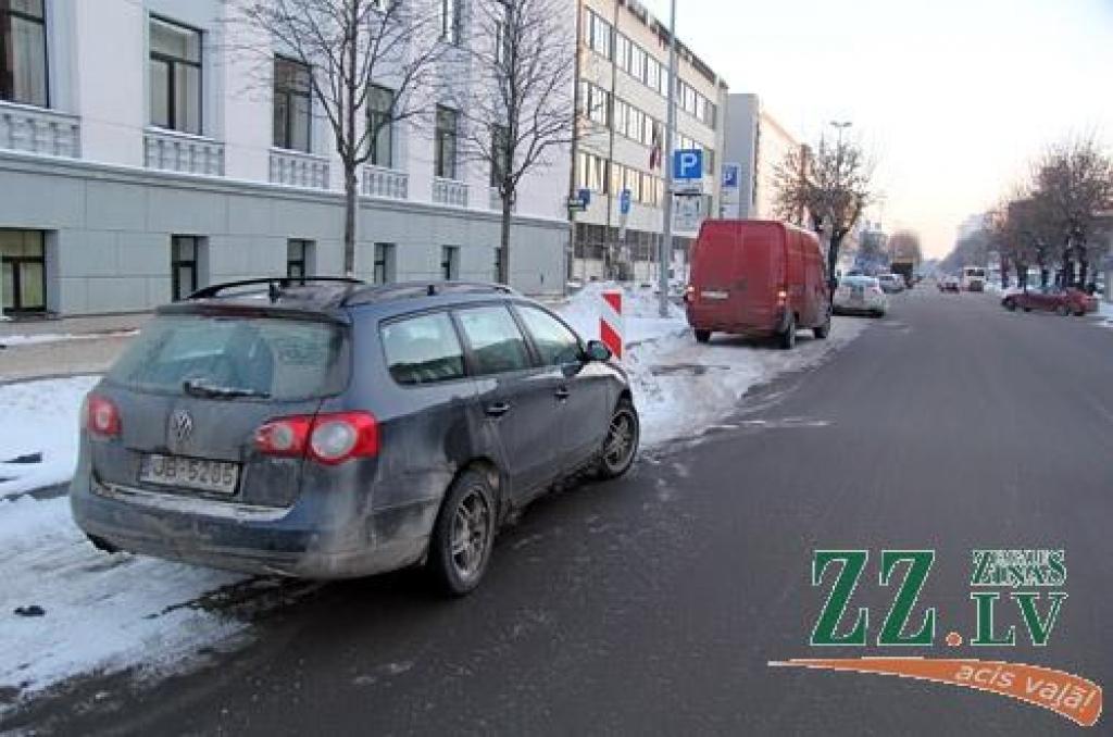 Foto: Krustojumā pie Domes saskrienas vieglā automašīna un mikroautobuss