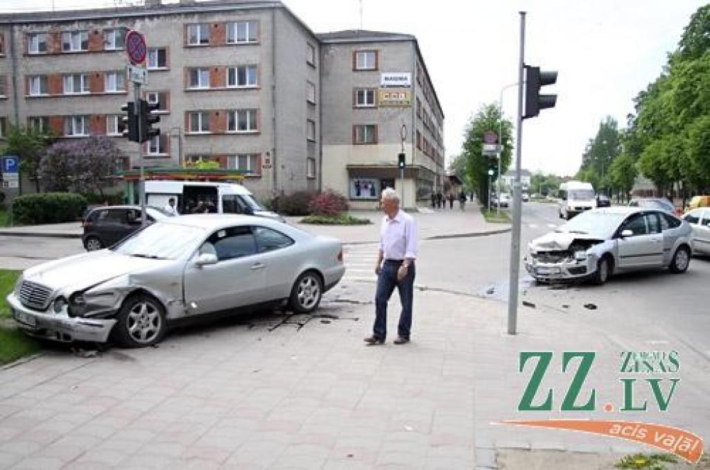 FOTO: Divu auto sadursmē gājēja gūst abu kāju lūzumus