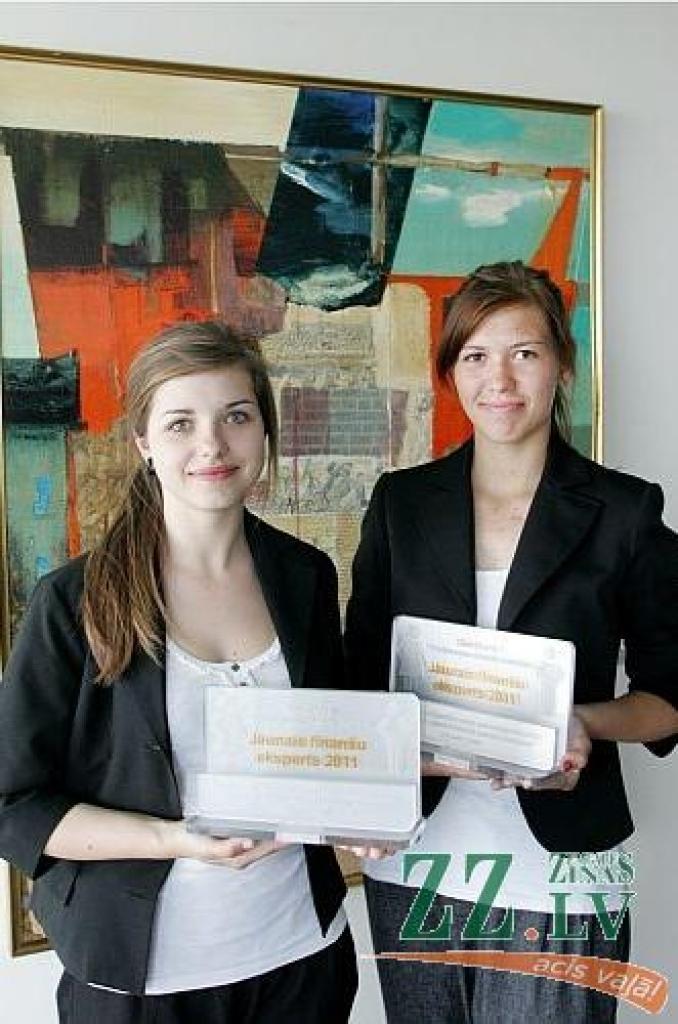 Jelgavas Spīdolas ģimnāzijas audzēknes iegūst jauno finanšu ekspertu titulu