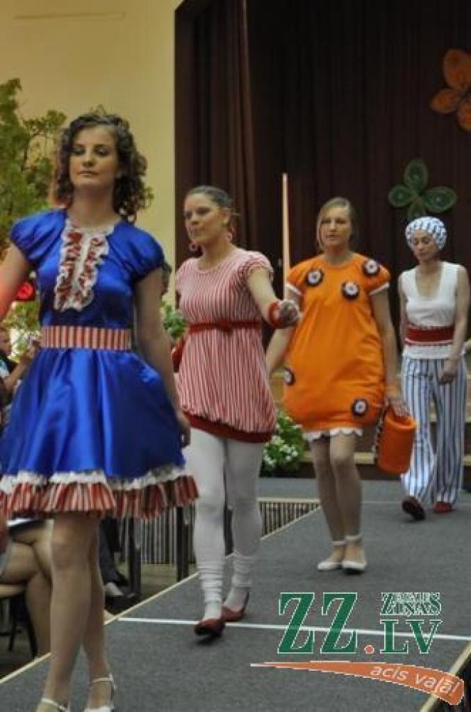 Tērpus modes skatē Lielplatonē demonstrē skolēni no 20 skolām