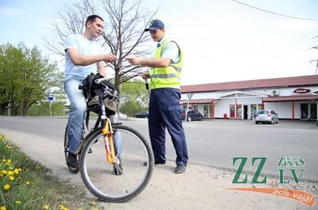 Policija velosipēdistus pārbauda biežāk