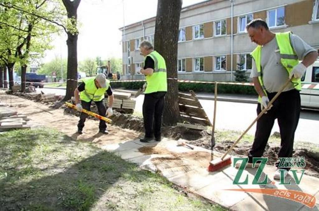 Mazajā ceļā ietvei maina segumu