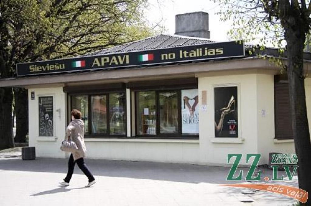 Raiņa ielu un parku piesmirdinājusi kurpju veikala kanalizācija