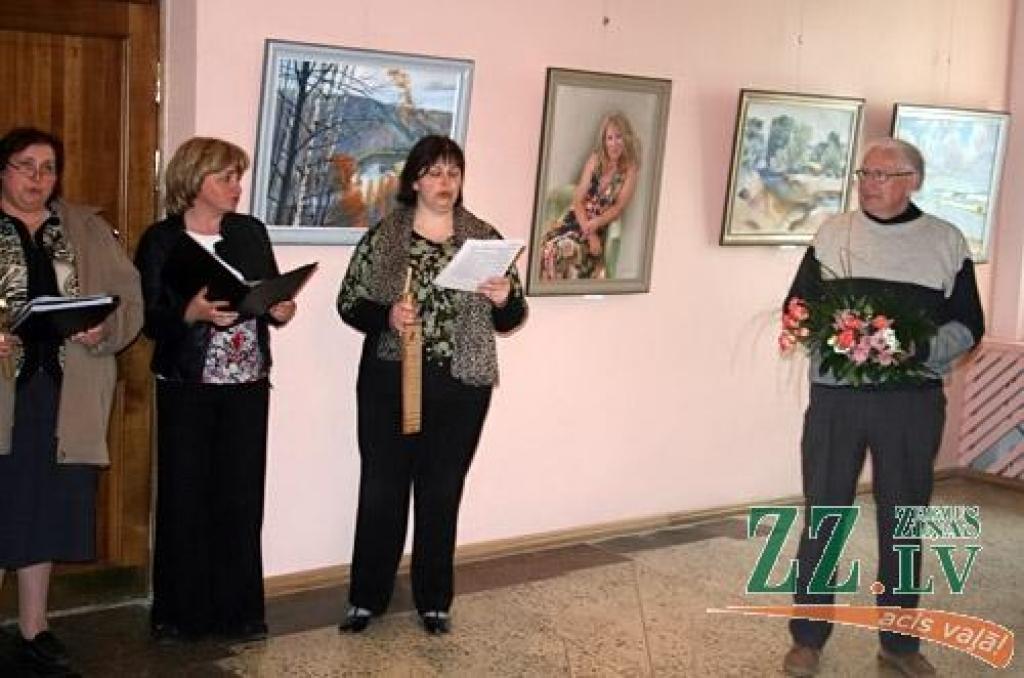 Gunārs Ezernieks izrāda gleznas Vircavā