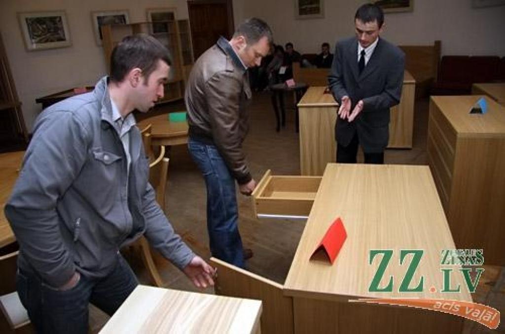 Foto:  Mēbeļu galdnieki Amatniecības vidusskolā aizstāv diplomdarbus