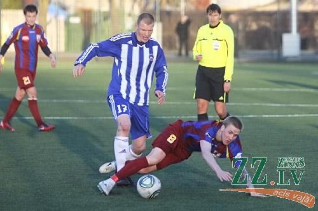 Futbols. Sāpīgs zaudējums pret «Metalurgu» pirmajā čempionāta mājas spēlē (pievienota fotogalerija)