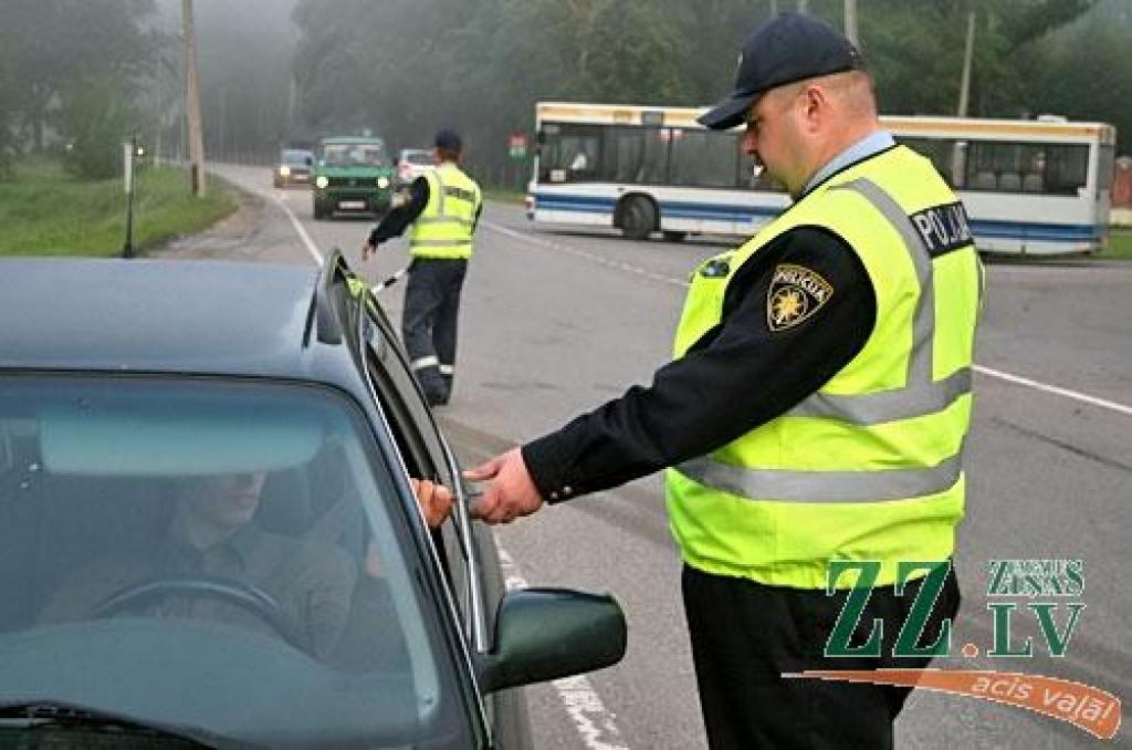 Aiztur vīrieti par 10 eiro došanu policistam