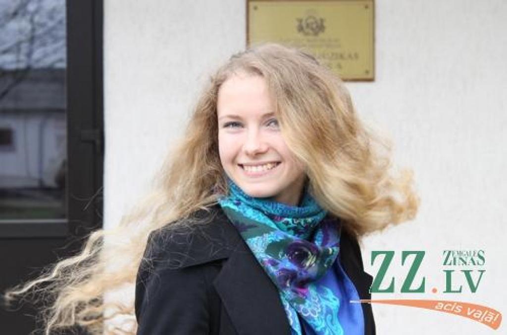 Jelgavniece spēlē Mūzikas akadēmijas Lielajā zālē