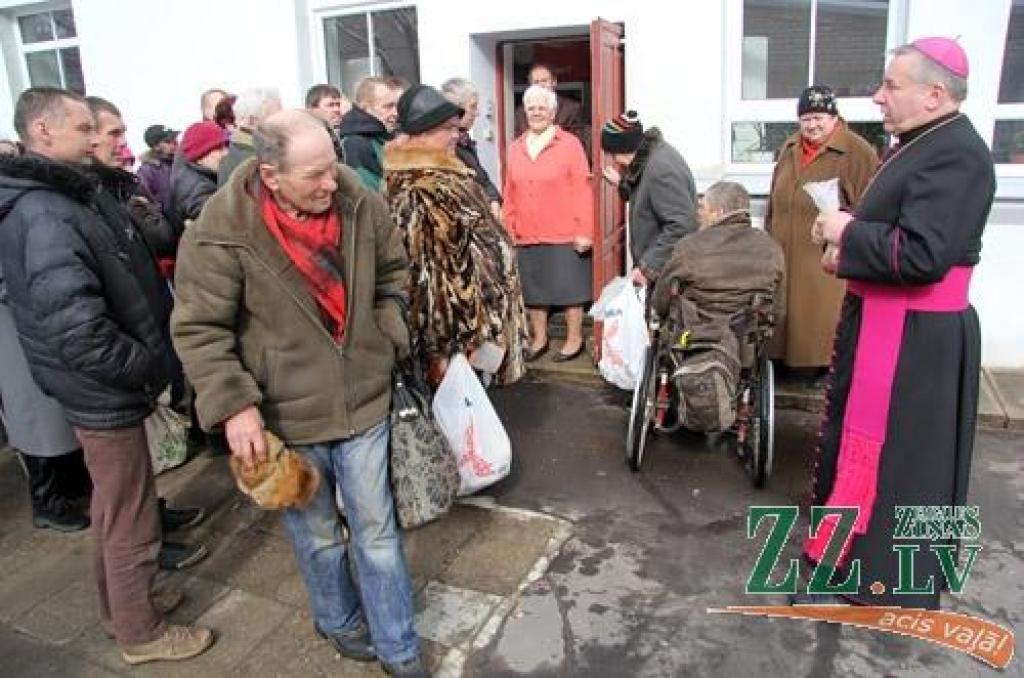 Bīskaps trūkumcietējiem sludina Kristus augšāmcelšanos (ar foto)