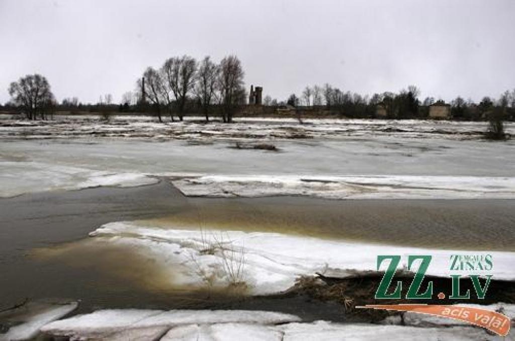 Lielupē ledus apstājies pie Rundāles novada Ziedoņiem