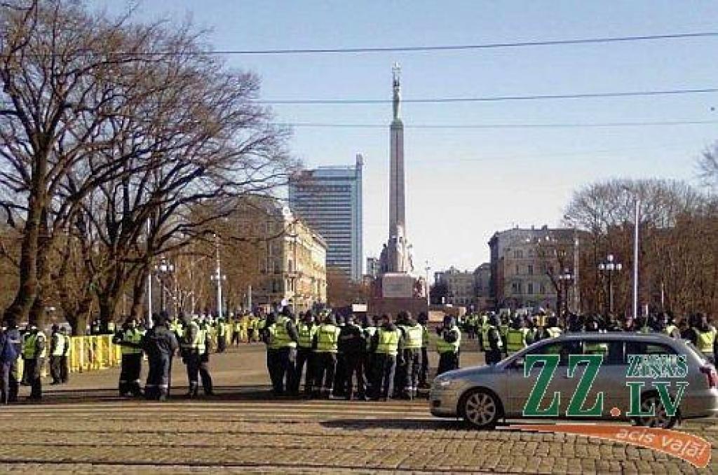 Rīgā pie Brīvības pieminekļa un tā apkārtnē pulcējas ievērojams skaits policistu