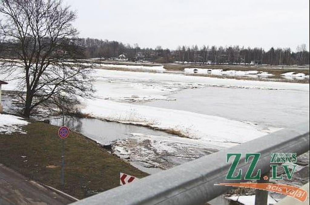 Vīrietis ar bērnu ielūst Lielupē un, iespējams, paši izķepurojas