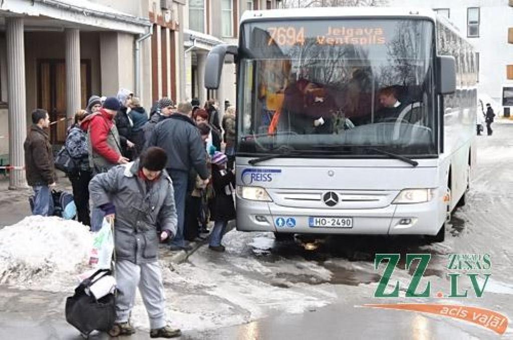 Autobusu parku brīdinājuma akcija notiks, kaut dotācijas transportam nemazinās