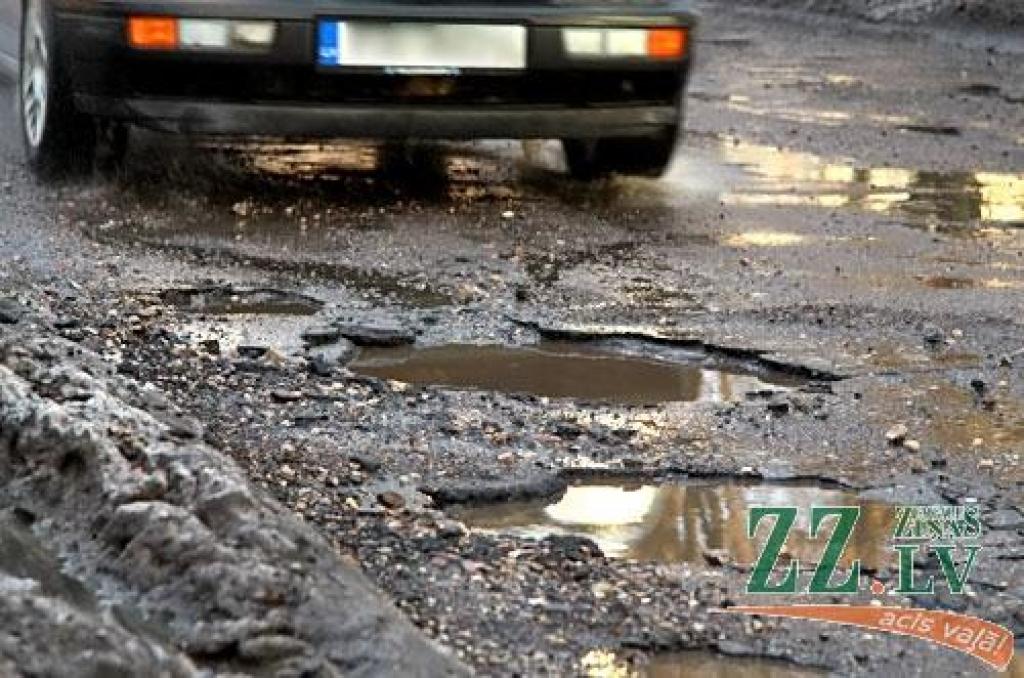 Apdrošinātājs: iebraucot bedrē, auto tiek nodarīts bojājums vidēji 125 latu apmērā