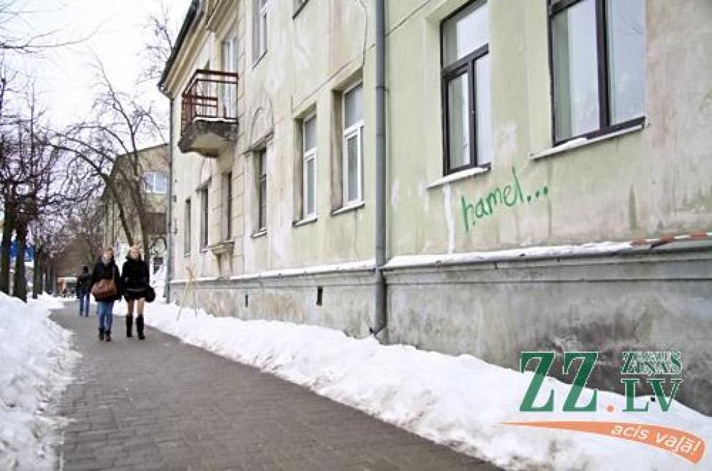 Ceturtdienas «Zemgales Ziņās»: «stipendiātu» cirtņi «izraksta» jauno bruģi; airētāji grib modernu bāzi Pasta salā; novada deputāti nav īsti tautas kalpi