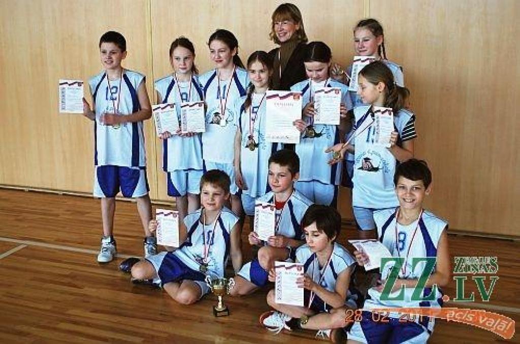 Skolu stafetes. Jelgavnieki triumfē sacensībās «Drošie un veiklie»
