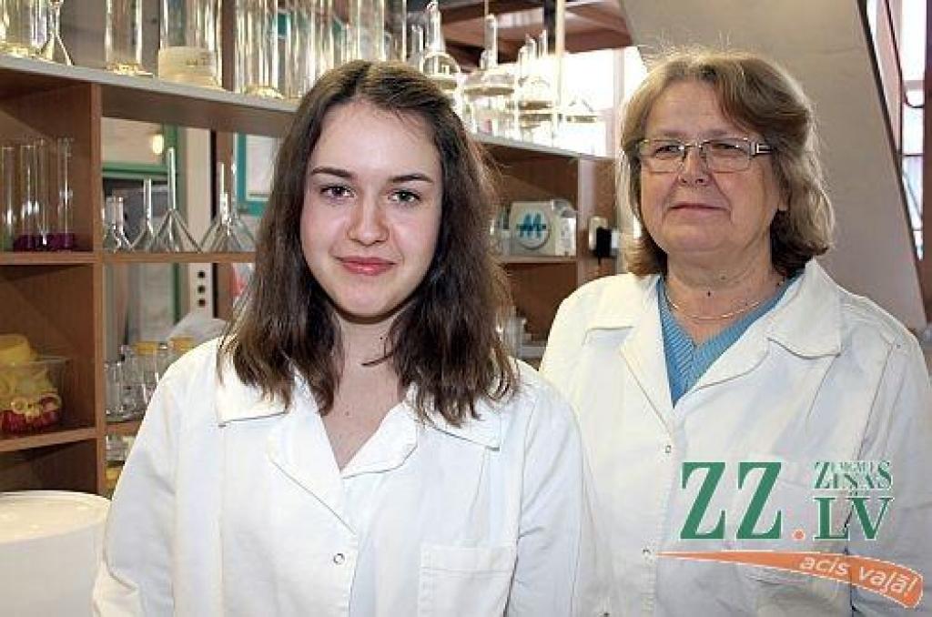 «Profesiju dienās» Jelgavas Valsts ģimnāzijas skolniece viesojas «Grindeks» Pētniecības un attīstības laboratorijā
