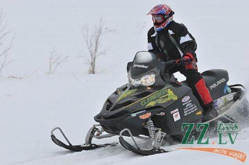 Vilcē 26 gadus vecs vīrietis un deviņgadīgs bērns cieš negadījumā ar sniega moci