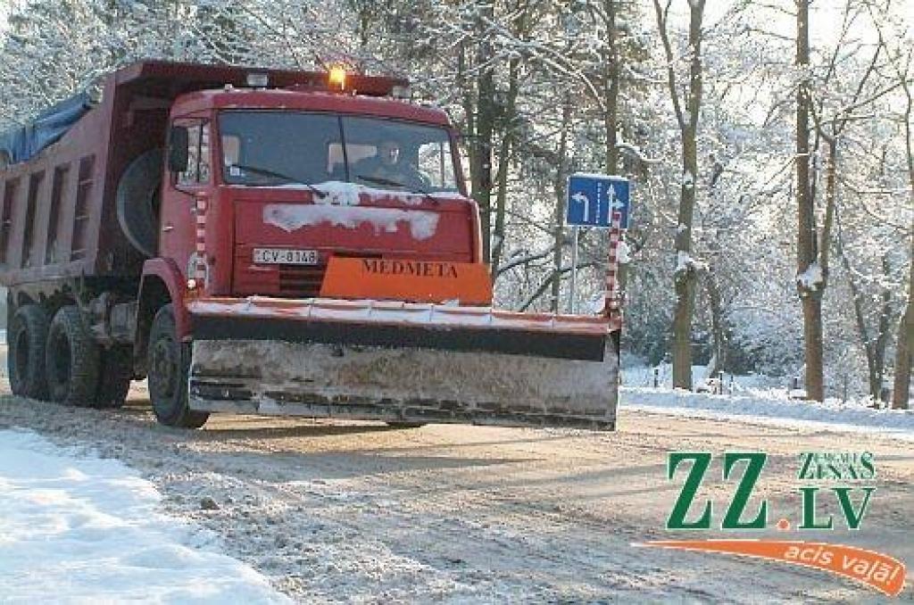Novads pārtērējis ceļu kopšanas naudu un palicis parādā uzņēmējiem; brīdina, ka lauku brauktuves greiderēs retāk