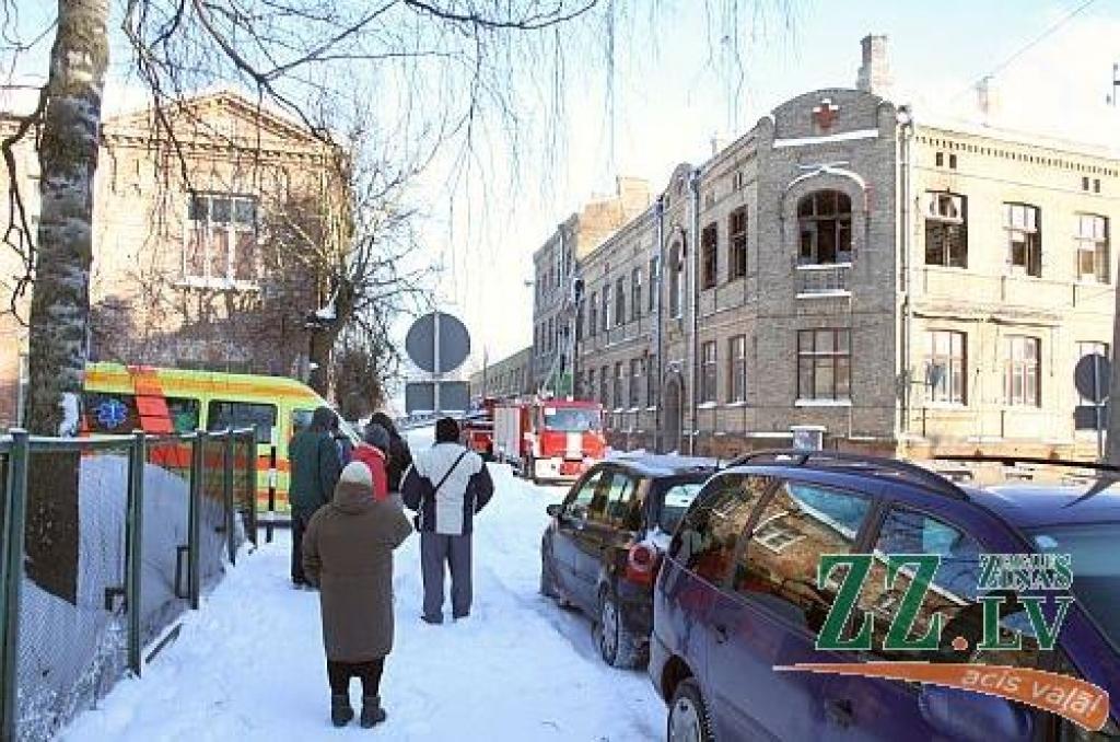 Bijušajā hospitāļa ēkā izcēlies ugunsgrēks (ar foto)
