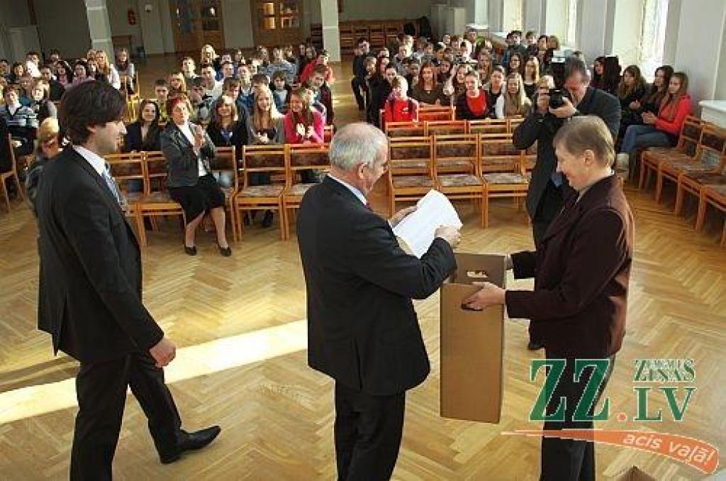 Valsts ģimnāzijā atklāj makulatūras vākšanas akciju (ar foto)
