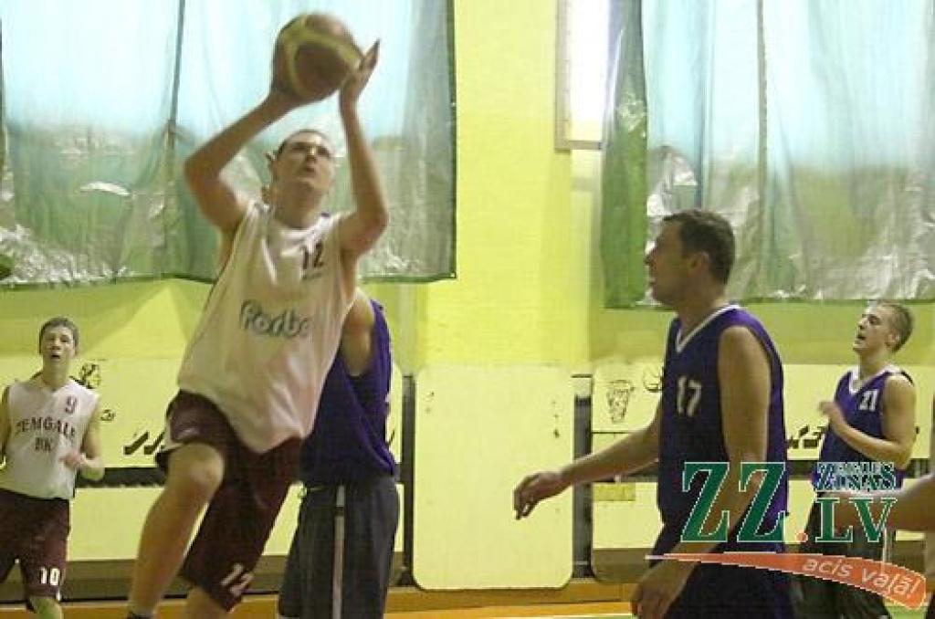 Basketbols. Pilsētas čempionāta pirmajā kārtā uzvar pieredze (ar foto)
