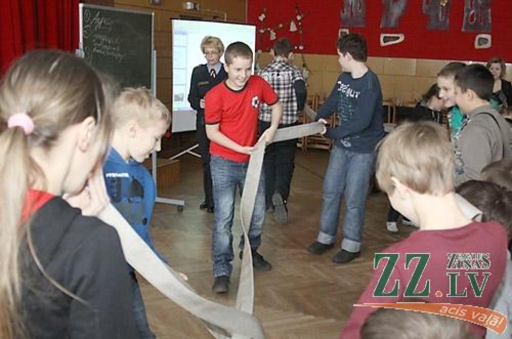 Glābēji māca skolēnus pasargāt sevi (ar foto)