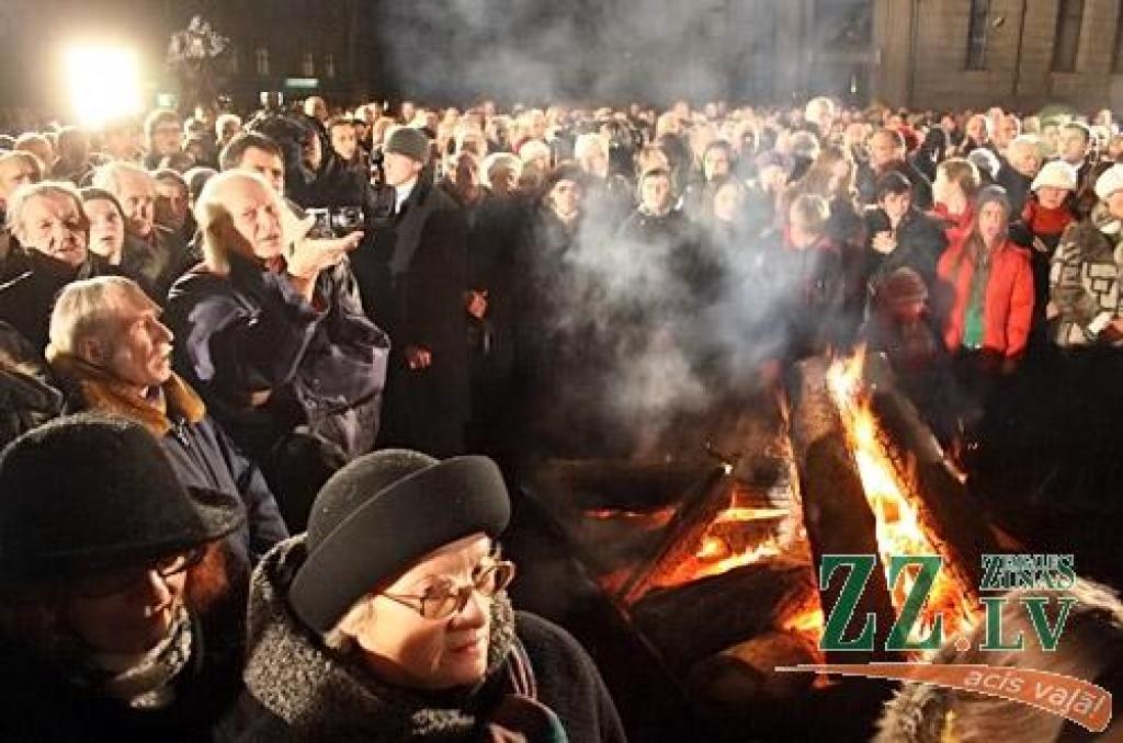 Pie ugunskura Doma laukumā atceras 1991.gada barikādes (ar foto)