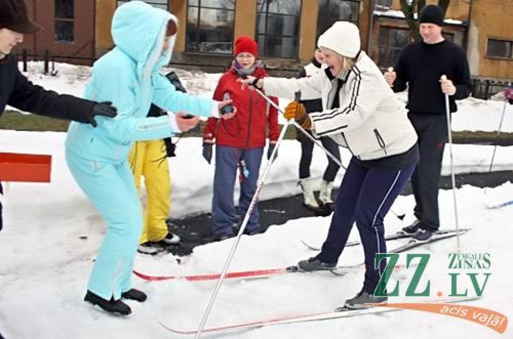 FOTO: LLU darbinieku sporta dienā uzvar Meža fakultāte