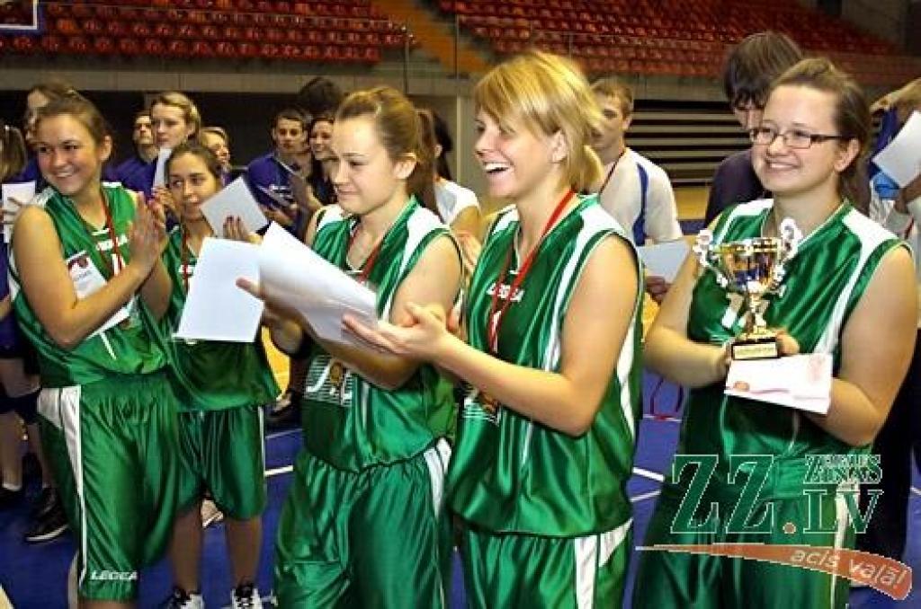 Skolu sports. 1.ģimnāzija uzvar netradicionālo stafešu sacensībās (ar foto)