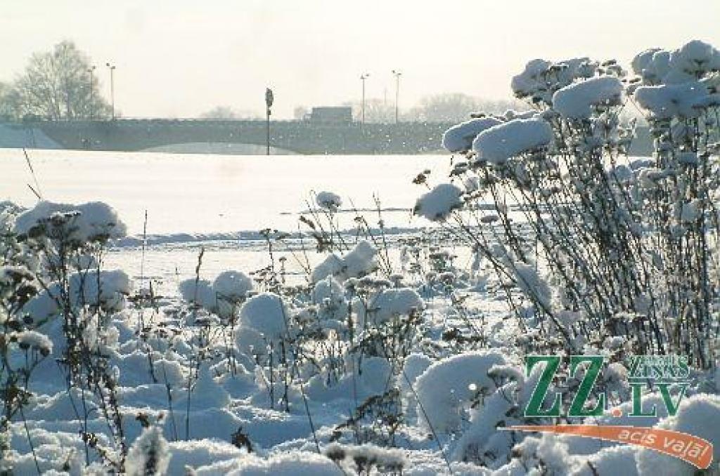 Piektdien kļūs vēsāks un daudzviet uzspīdēs saule