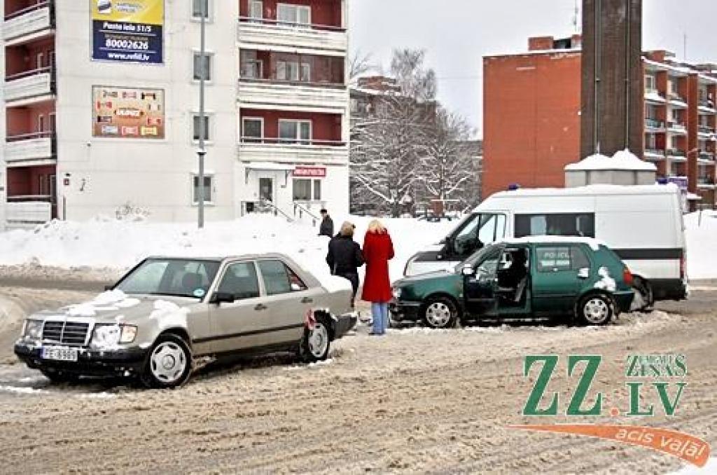 Pasta ielā kārtējā auto sadursme (ar foto)