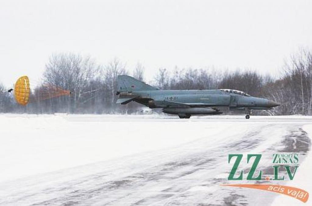 Šauļu aviobāzē Vācija pārņem NATO gaisa patrulēšanu (ar foto)