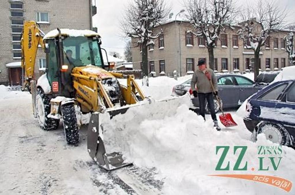 Daudzviet iedzīvotāji paši gatavi izvest sniegu no ielu malām