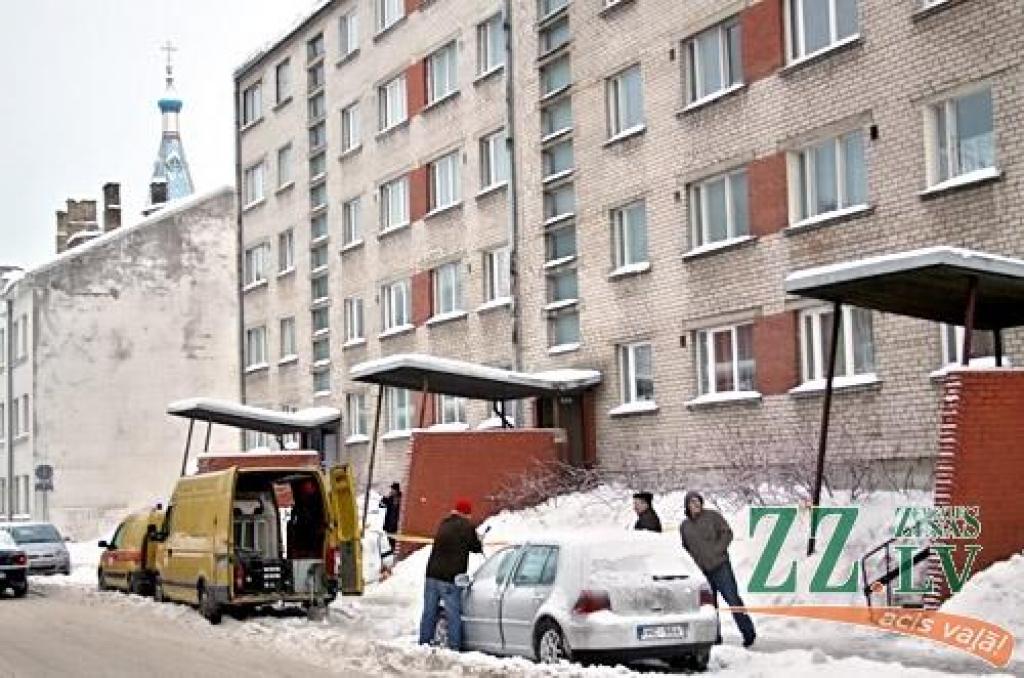 Kādreiz gāzes sprādzienā cietušajā mājā izrūsējusi caurule izraisa gāzes noplūdi