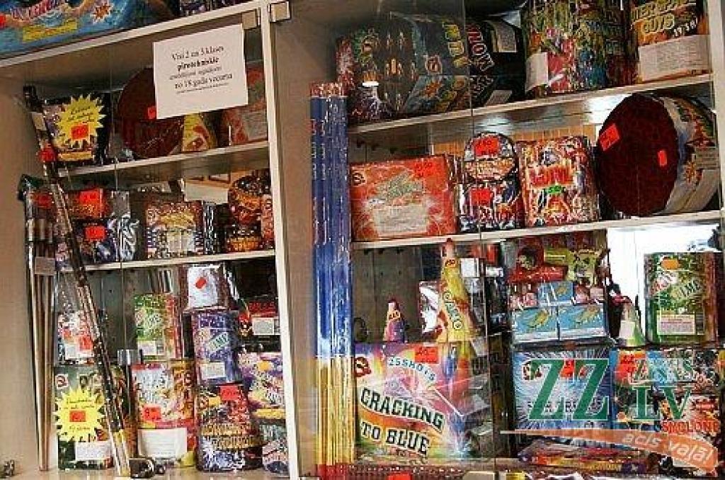 Policija pastiprināti kontrolēs pirotehnikas tirdzniecību
