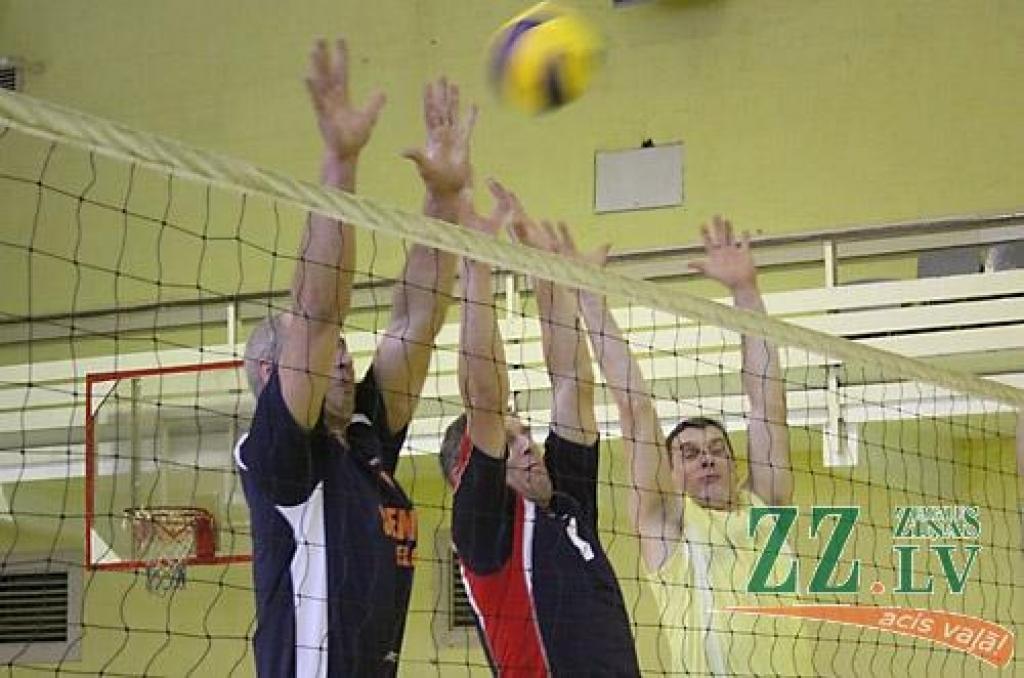 Volejbols. Par «Jaungada balvu» sacenšas astoņas komandas (ar foto)