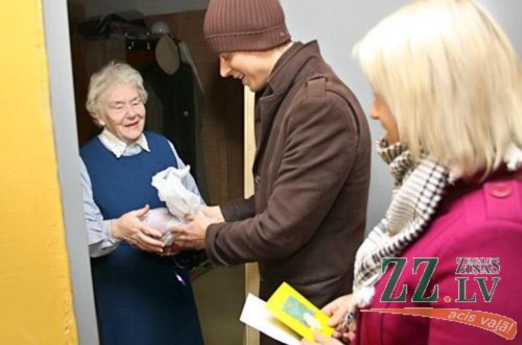 Latvijas Sarkanā Krusta jaunieši apdāvina vientuļos pensionārus (ar foto)