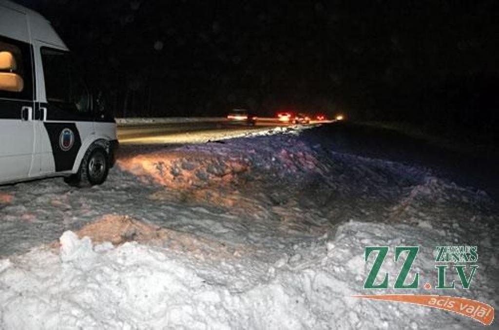 Auto savaino uz ceļa gulošu cilvēku