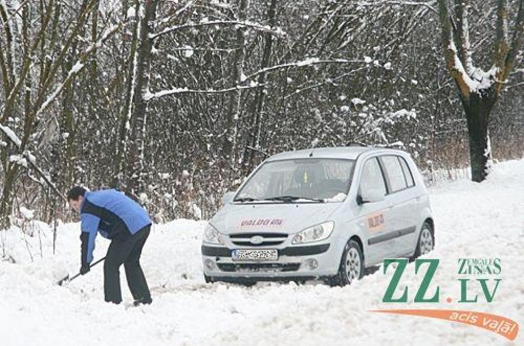 Sinoptiķi brīdina par spēcīgu snigšanu un puteni ceturtdien, kas piektdien var pāraugt sniega vētrā