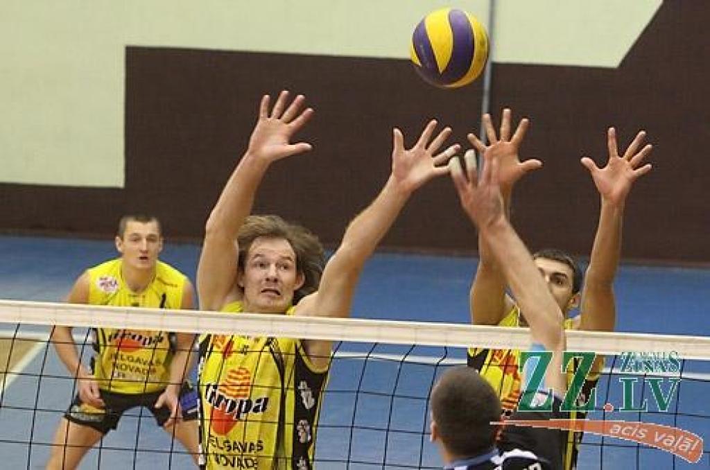 Volejbols. «Ozīši» četros setos piekāpjas «Schenker» līgas līderiem (ar foto)