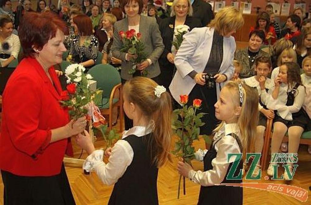 Novadu skolēni godina savus gada skolotājus (ar foto)