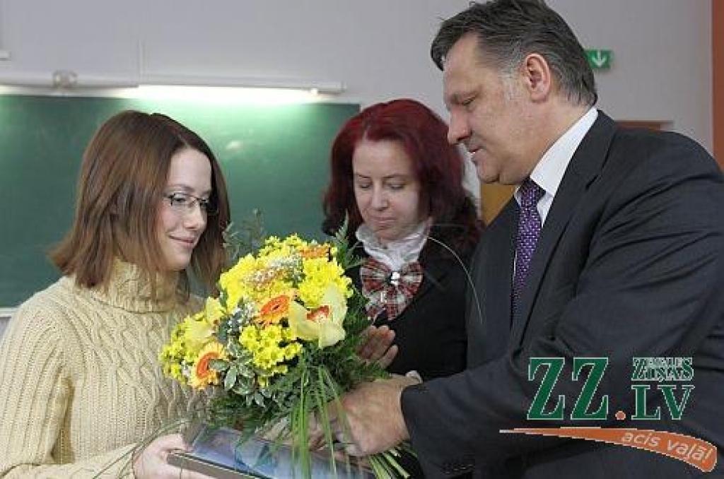 Jelgavas Valsts ģimnāzijas ķīmijas skolotāja Agnese Svencicka saņem «Grindex» balvu (ar foto)