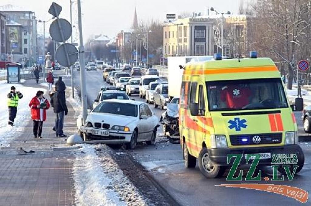 FOTO: «Audi» ietriec stabā stāvošu BMW