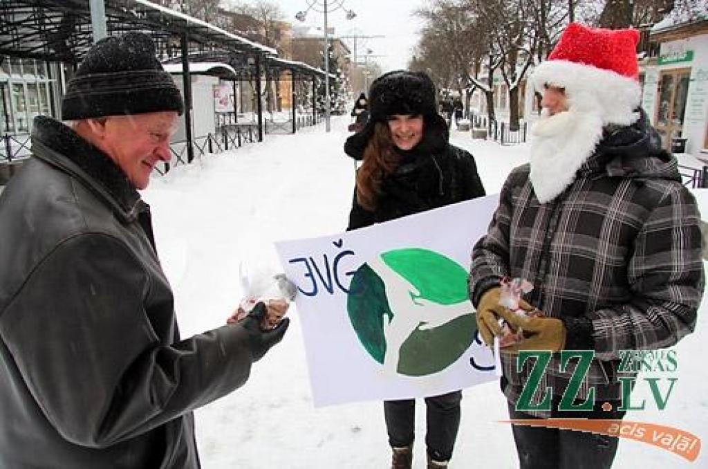 Foto: Valsts ģimnāzijas jaunieši dāvina piparkūkas