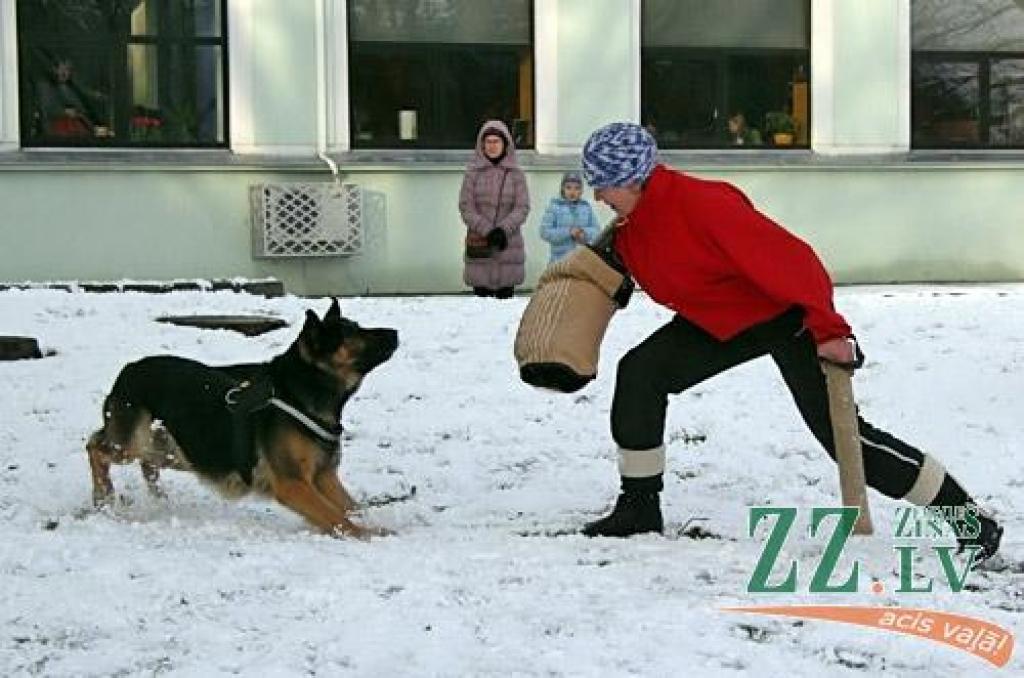 Foto: Bērni izzina policistu darba noslēpumus